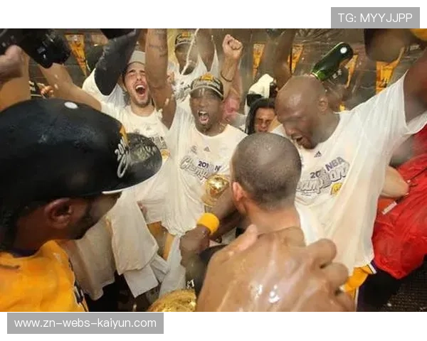 王牌更衣室庆祝画面曝光，香槟浴传统延续冠军文化